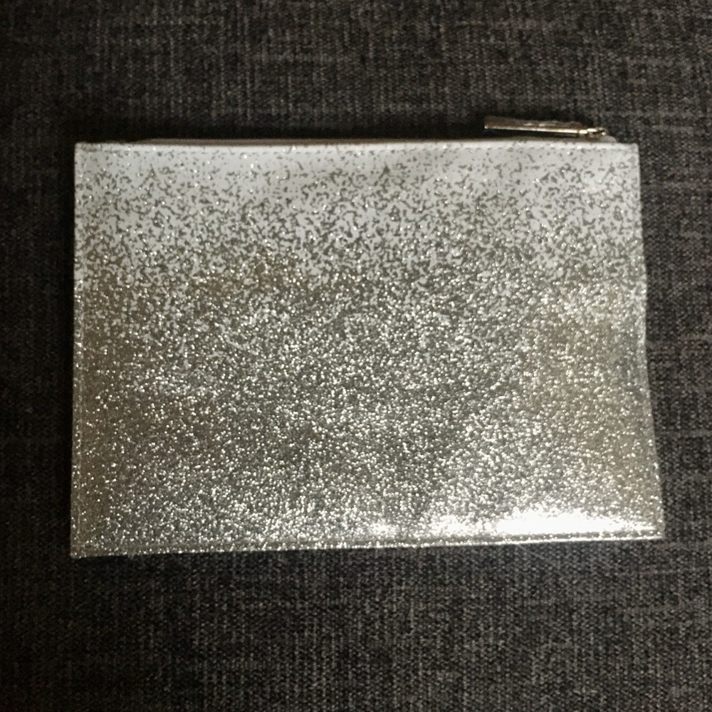 MAC Essentials Pouch - Picture 3 of 4